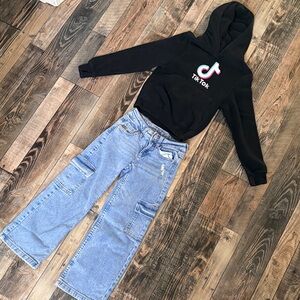 Kids TikTok hoodie w/ loose leg jeans size 7 girls outfit